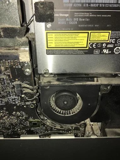 Interior de computadora con sistema de ventilación y unidad óptica