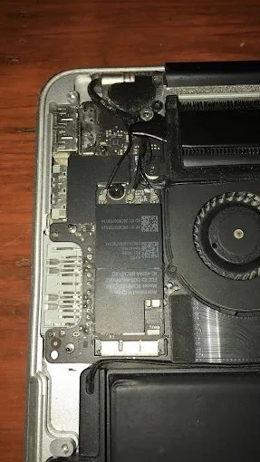 Componentes internos de laptop durante revisión